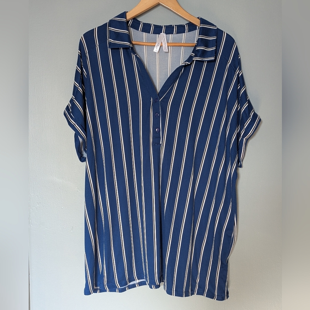 2 Dye‎ 4 Women's Navy Striped Light Weight Short Sleeve Top
